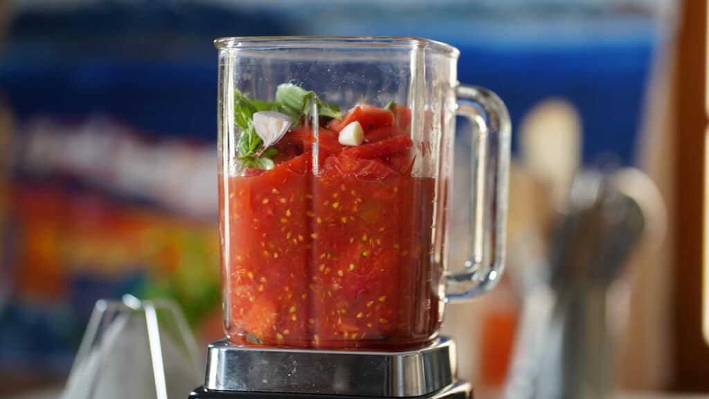 blending tomato pulp