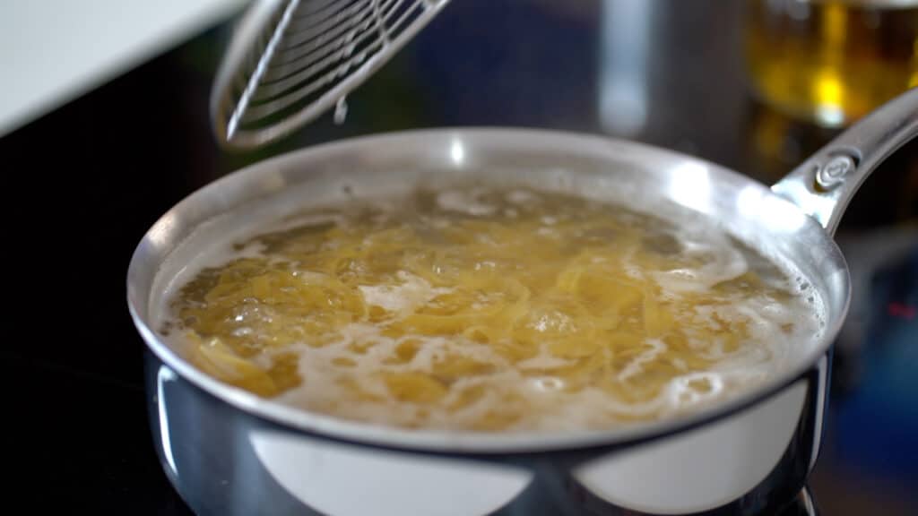How Long Boil Egg Noodles? - THEKITCHENKNOW