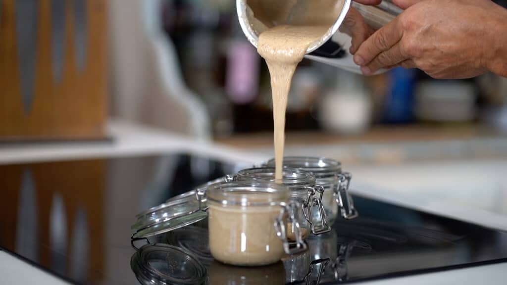 verser la crema bueno dans des pots