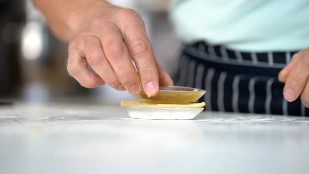 shaping crust in barquette mold