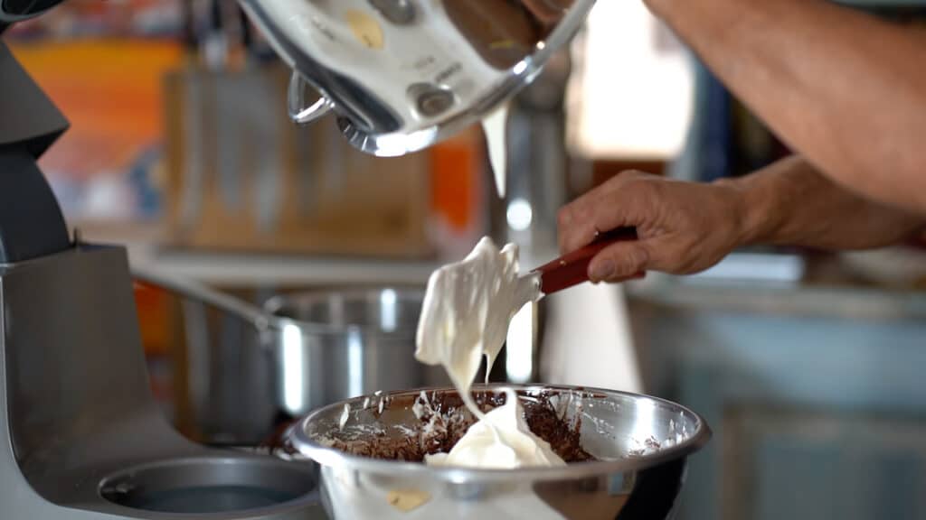 mélange de la mousse au chocolat