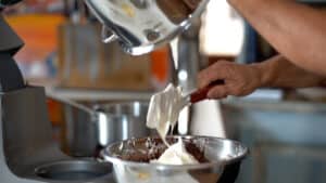 mélange de la mousse au chocolat