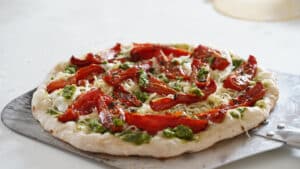 pizza pesto semi-confit tomatoes
