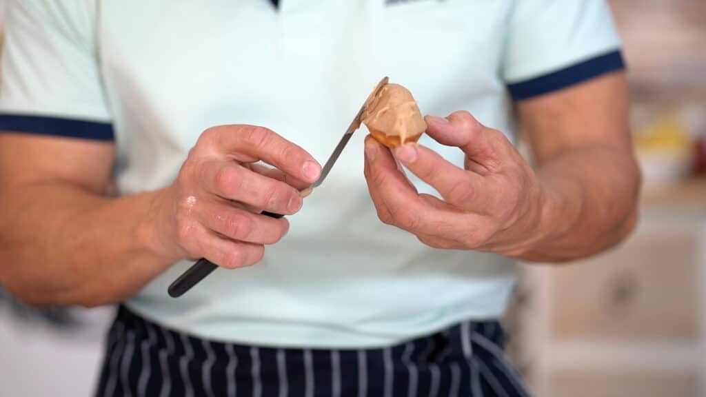 Shaping barquette aux marrons with an offset spatula