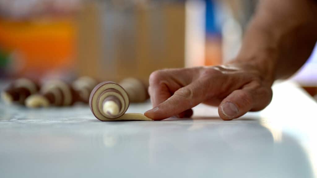shaping bicolor croissant