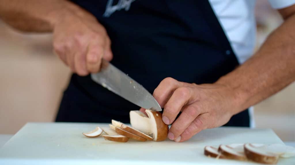 slicing porcini