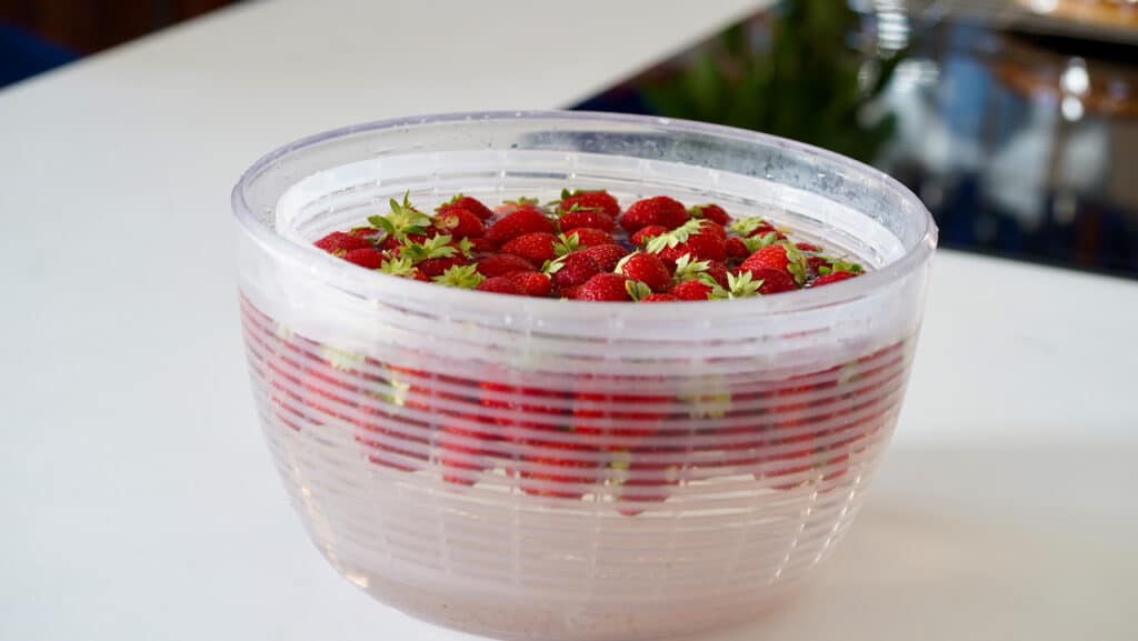 Cleaning strawberries